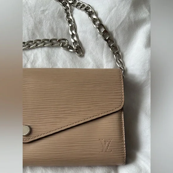 Louis Vuitton EPI Sarah Envelope Wallet - Picture 8 of 10